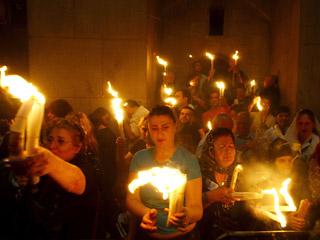 Священный огонь появился в Кувуклии - часовне внутри храма, над каменным ложем